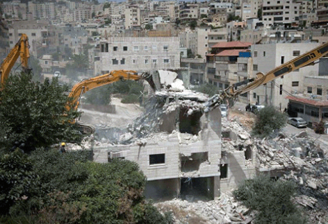 سياسة "الهدم الذاتي" في القدس.. الاحتلال يجبر مقدسيًا على تدمير منزله بيديه في جبل المكبر