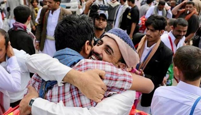 ملف الأسرى والمختطفين.. هل تحول "شريان الحياة" الإنساني إلى ورقة مساومة سياسية في اليمن؟