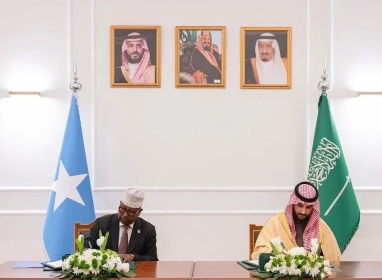 اتفاق الصومال والسعودية: تحالف دفاعي يعيد رسم معادلات الأمن في القرن الإفريقي
