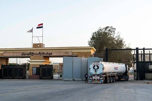 معبر رفح بين كسر الحصار وإدارة المعاناة: فتح جزئي لا يرقى إلى انفراج إنساني