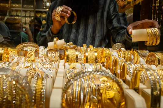 بعد اندلاع الصراع الإقليمي.. الذهب يستهدف 7500 جنيهاً للجرام في السوق المحلي