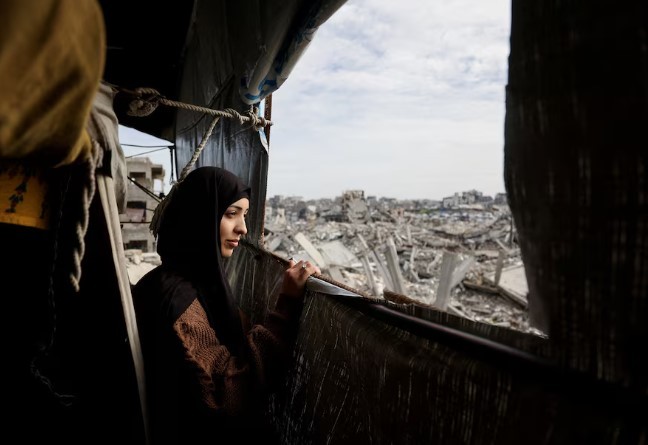 رويترز: اعتدال ريان.. سيدة فلسطينية احتضنت أرض غزة رغم الدمار (قصة الألم والأمل)
