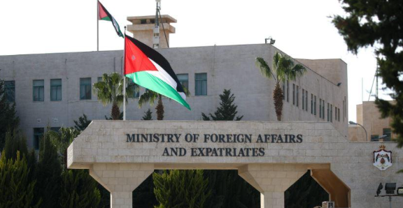الأردن يجدد التمسك بحل الدولتين ويرفض مزاعم السيطرة الإسرائيلية على الضفة