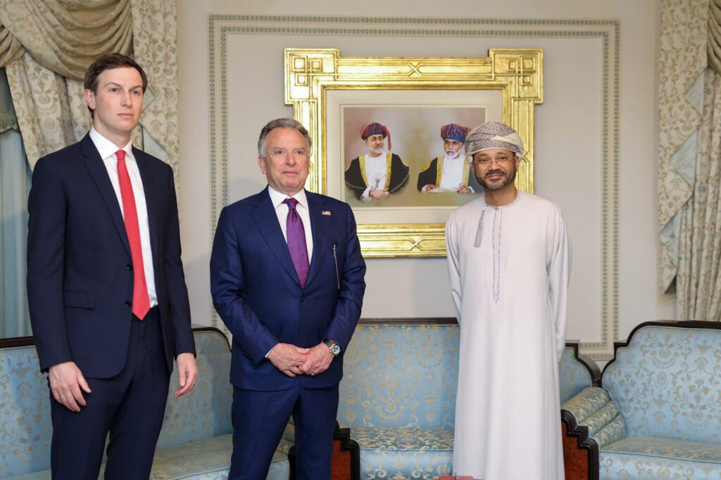 المبعوث الأمريكي الخاص ستيف ويتكوف (في الوسط)، وجاريد كوشنر، ووزير الخارجية العماني بدر بن حمد البوسعيدي، خلال اجتماع في مسقط، في 6 فبراير2026. AFP