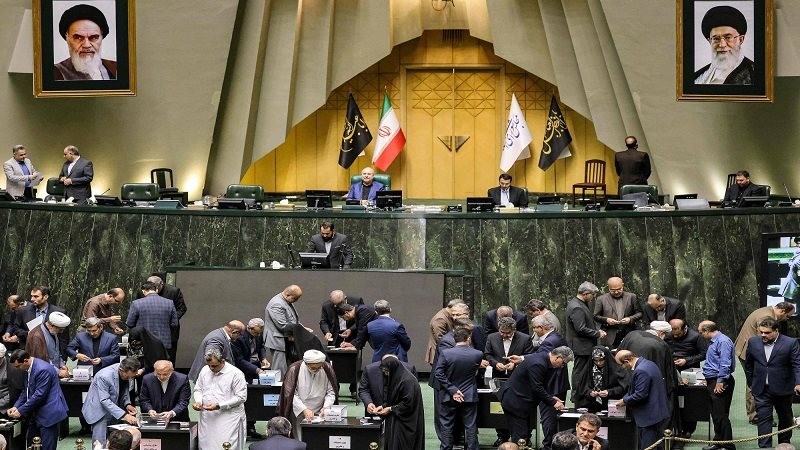 البرلمان الإيراني يبحث مع عراقجي مسار المفاوضات.. ومسؤول رفيع المستوى يزور مسقط