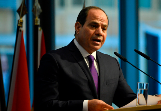 السيسي يصل مطار الملك عبد العزيز بجدة في زيارة لتعزيز التضامن العربي