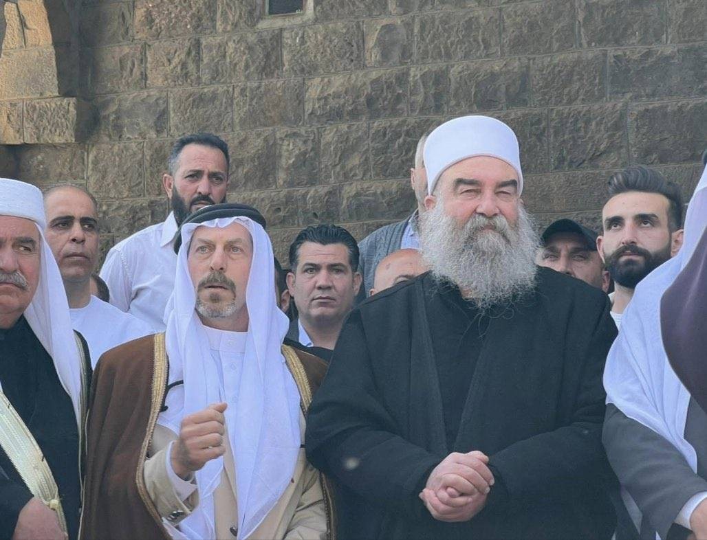 صورة أرشيفية لحسن الأطرش أمير «دار عرى» في محافظة السويداء مع شيخ العقل حكمت الهجري.jpeg