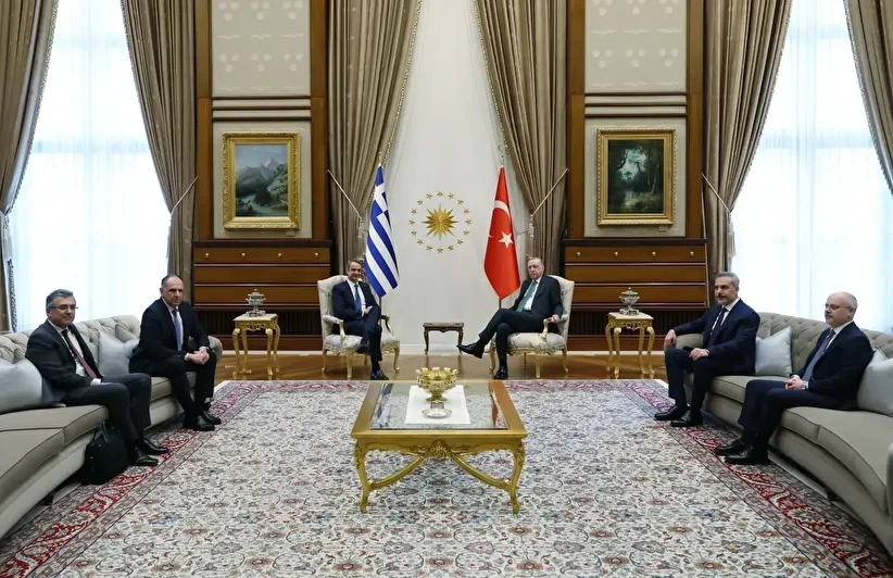التقى الرئيس أردوغان برئيس الوزراء اليوناني ميتسوتاكيس. كما حضر الاجتماع وزير الخارجية هاكان فيدان وكبير مستشاري الرئيس لشؤون السياسة الخارجية والأمن، أكيف تشاغاتاي كيليتش.