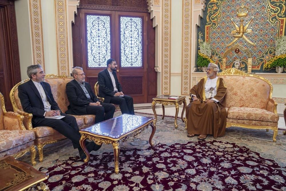 السلطان هيثم بن طارق سلطان عُمان لدى استقباله الثلاثاء بقصر البركة علي لاريجاني أمين المجلس الأعلى للأمن القومي الإيراني (العمانية).jpeg