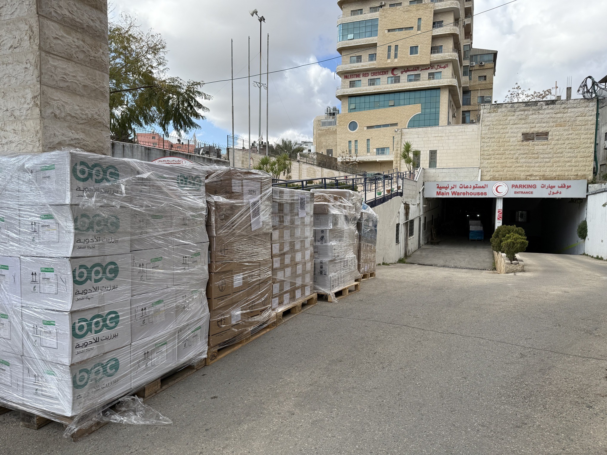 غزة: قافلة الهلال الأحمر الطبية.. سباق مع الزمن لإنقاذ المنظومة الصحية