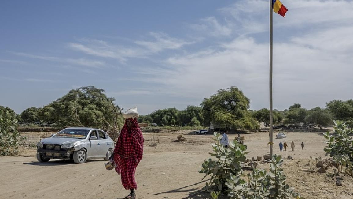 امرأة تسير باتجاه الحدود بين تشاد والسودان، 8 نوفمبر 2025 (فرانس برس).jpeg