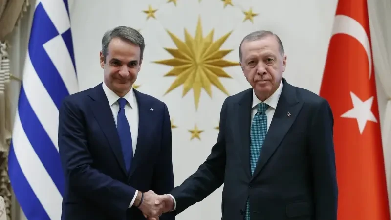وصل رئيس الوزراء اليوناني ميتسوتاكيس إلى أنقرة بدعوة من الرئيس أردوغان.