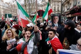 طهران تغلي.. رويترز: الإيرانيون يشعلون برلين غضبا احتفالا بالثورة الإيرانية
