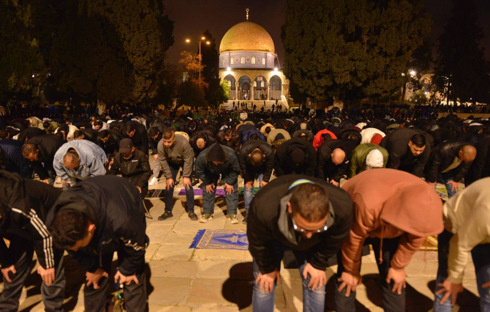 التراويح الأولى في القدس.. آلاف المصلين يكسرون القيود الإسرائيلية بباب حطة والسلسلة