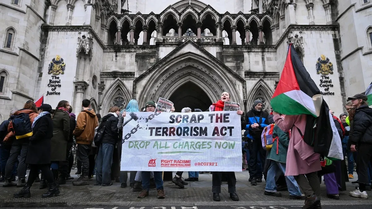 المحكمة العليا البريطانية تصدر حكمًا تاريخيًا: حظر "فلسطين أكشن" غير قانوني