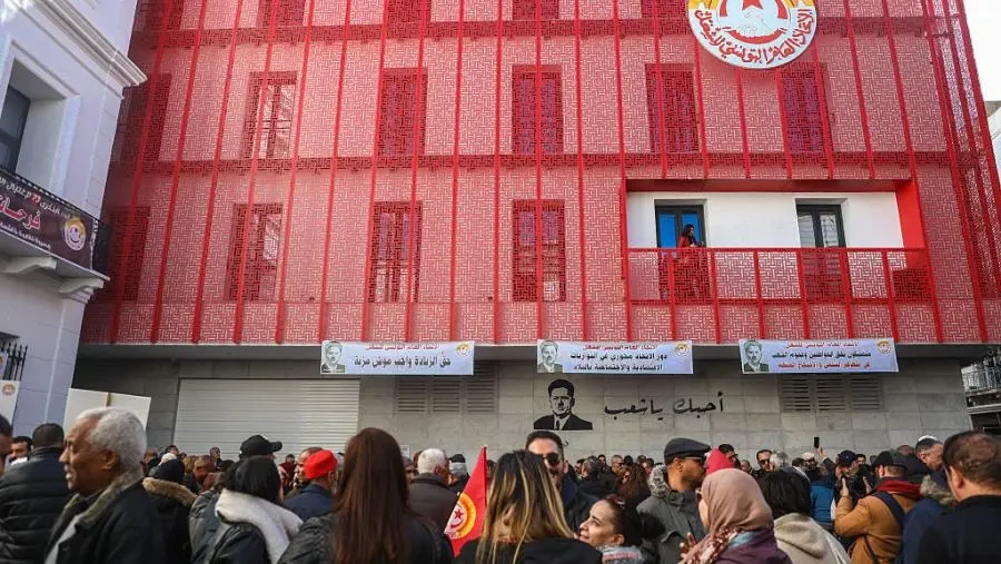 يرفض الاتحاد العام التونسي للشغل ما يصفها بـ«سياسات تهميشه» من الحكومة في تونس - غيتي
