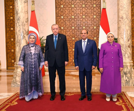 على هامش زيارة أردوغان.. لقاء أخوي يجمع قرينة الرئيس السيسي وحرم الرئيس التركي في القاهرة