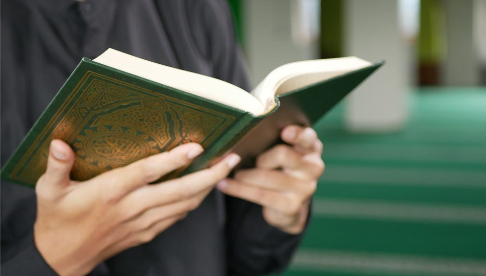 هل يجوز قراءة القرآن من المصحف خلال الصلاة ؟