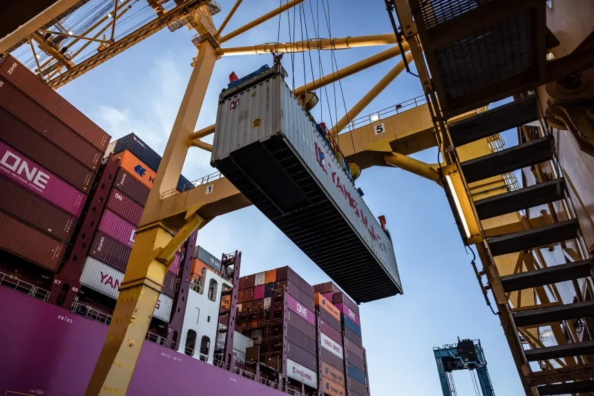 تفريغ سفينة حاويات في محطة مويل سور، التي تديرها شركة APM Terminals، في ميناء برشلونة في برشلونة، إسبانيا، في 13 يناير 2025. بلومبيرج