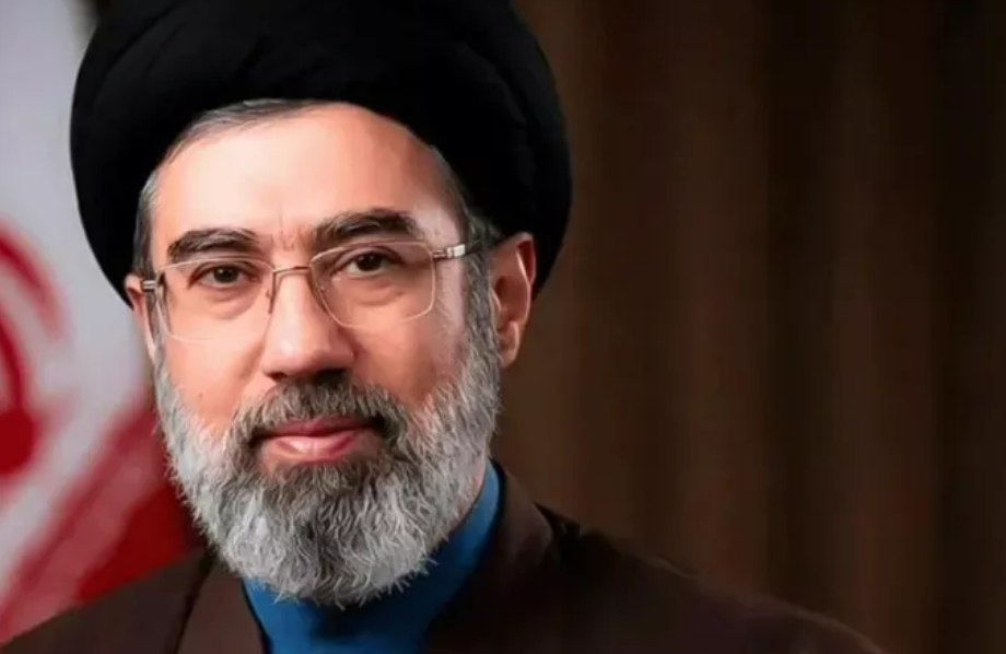 مجتبى خامنئي: جبهة إيران أقوى مما يظن الأعداء والرهان على السقوط فشل
