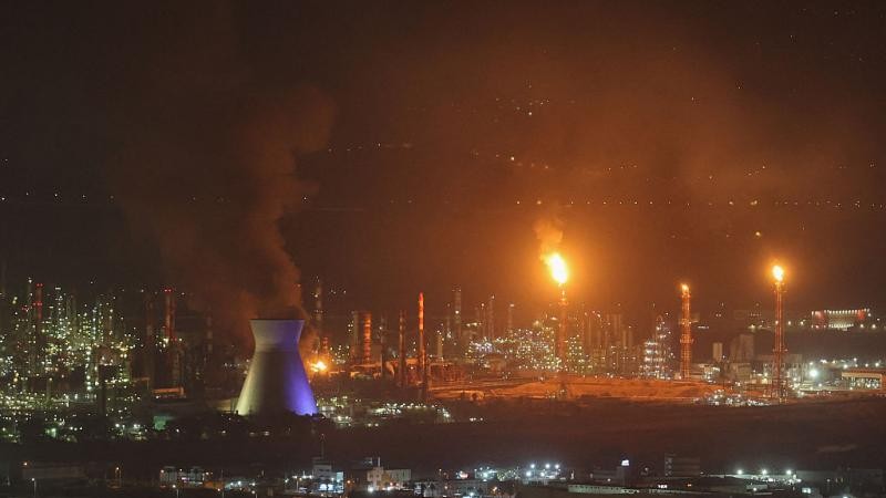 النفط مقابل النفط.. إيران ترد على قصف مستودعاتها باستهداف مصفاة حيفا