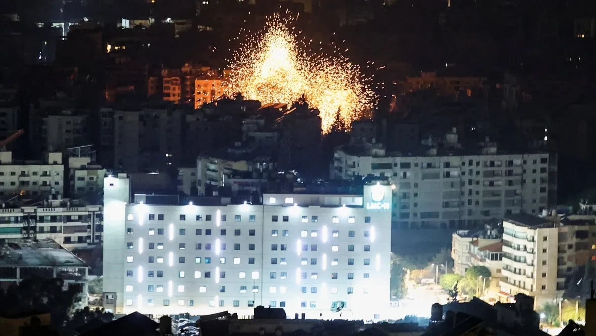 العدوان على لبنان.. الاحتلال يقصف جسر الزرارية فوق الليطاني ويوسّع ضرباته في قلب بيروت