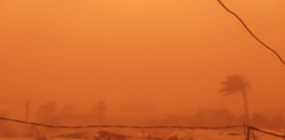 عاصفة رملية تضرب غزة وتقتلع خيام النازحين في مواصي خانيونس