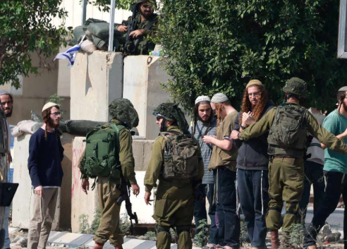 مستوطنون يعتدون على محلات فلسطينية في القدس بحماية الشرطة الإسرائيلية