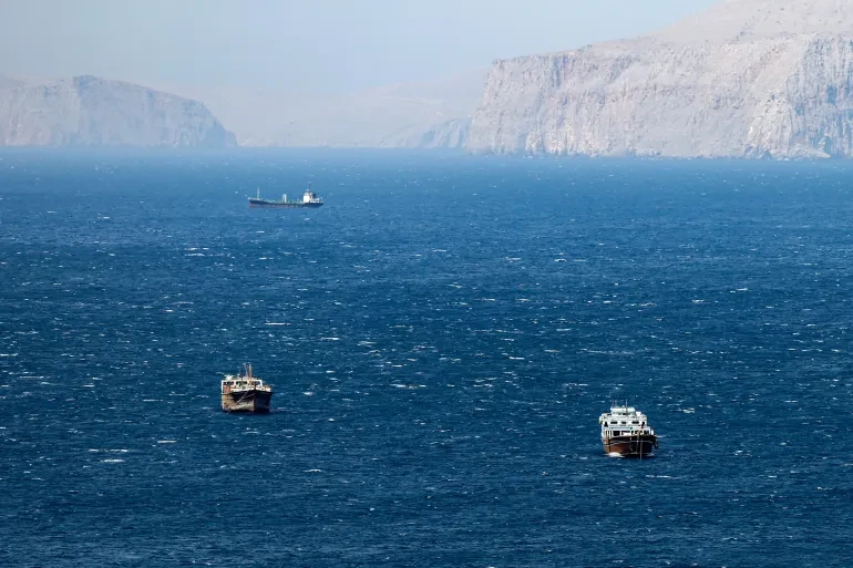 أسوشيتد برس: الجيش الأمريكي يطلق النار على القوات الإيرانية في مضيق هرمز