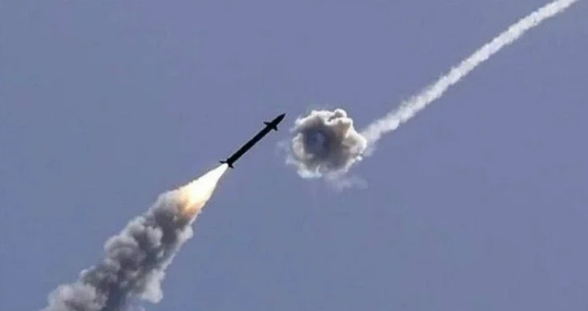 رشقة صاروخية إيرانية "عنقودية" تضرب وسط إسرائيل وتشعل الحرائق