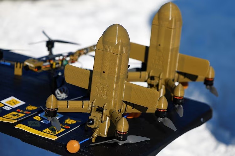 تم عرض طائرة STING FPV الاعتراضية بدون طيار في معرض لمصنعي الطائرات بدون طيار الأوكرانيين، وسط الهجوم الروسي على أوكرانيا، في موقع غير معلن، أوكرانيا، 20 فبراير 2026. رويترز