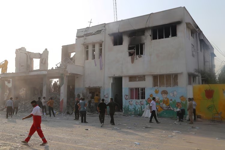 صورة توضح آثار غارة إسرائيلية على مدرسة في ميناب، إيران، 28 فبراير 2026. وكالة مهر للأنباء