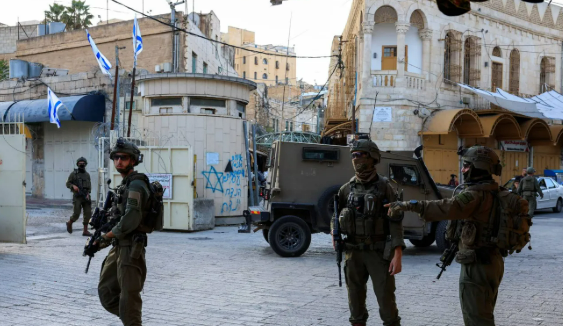 الاحتلال يمنع الفلسطينيين من زيارة مقبرة الشهداء ويغلق مداخل المخيم