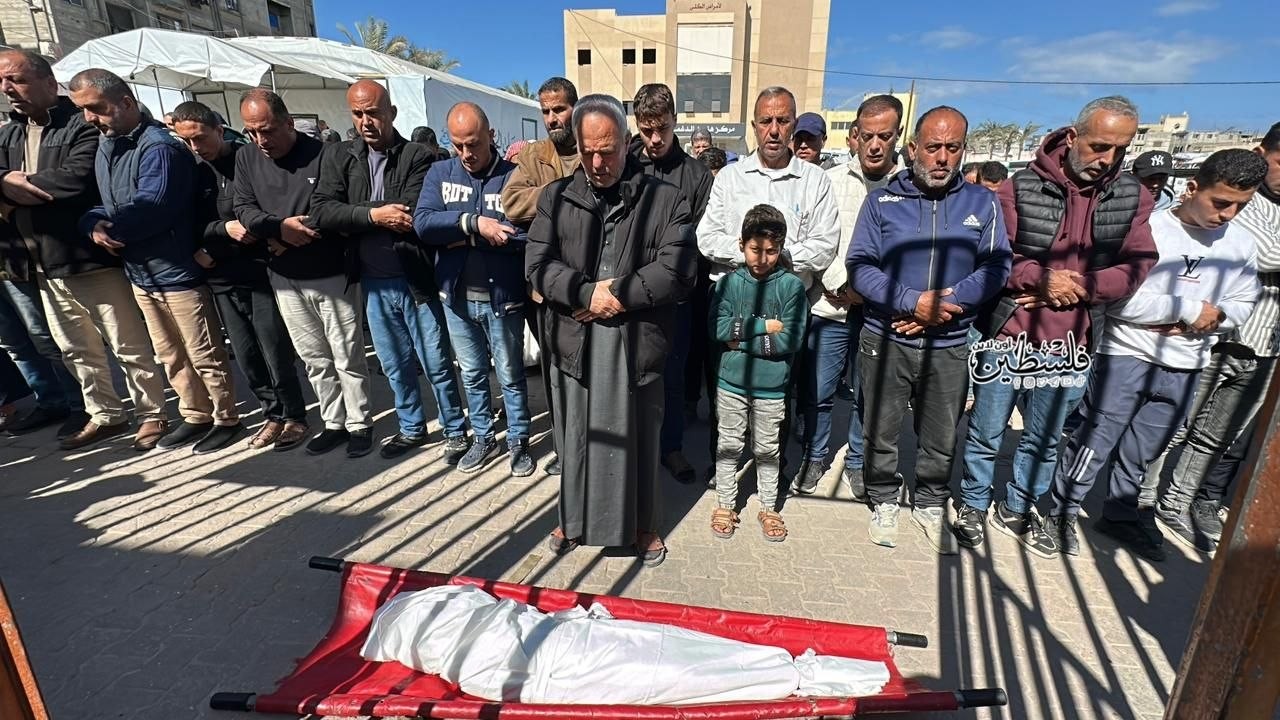 3 شهداء من عائلة واحدة في النصيرات.. خروقات الاحتلال لوقف النار تتواصل في غزة