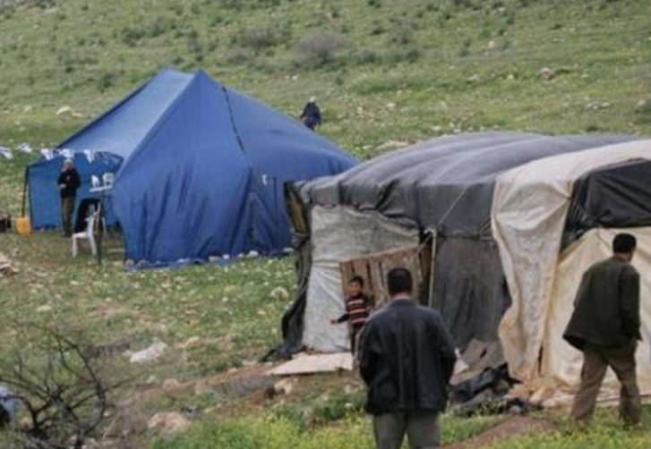 عائلات فلسطينية تفكك خيامها تحت وطأة إرهاب المستوطنين