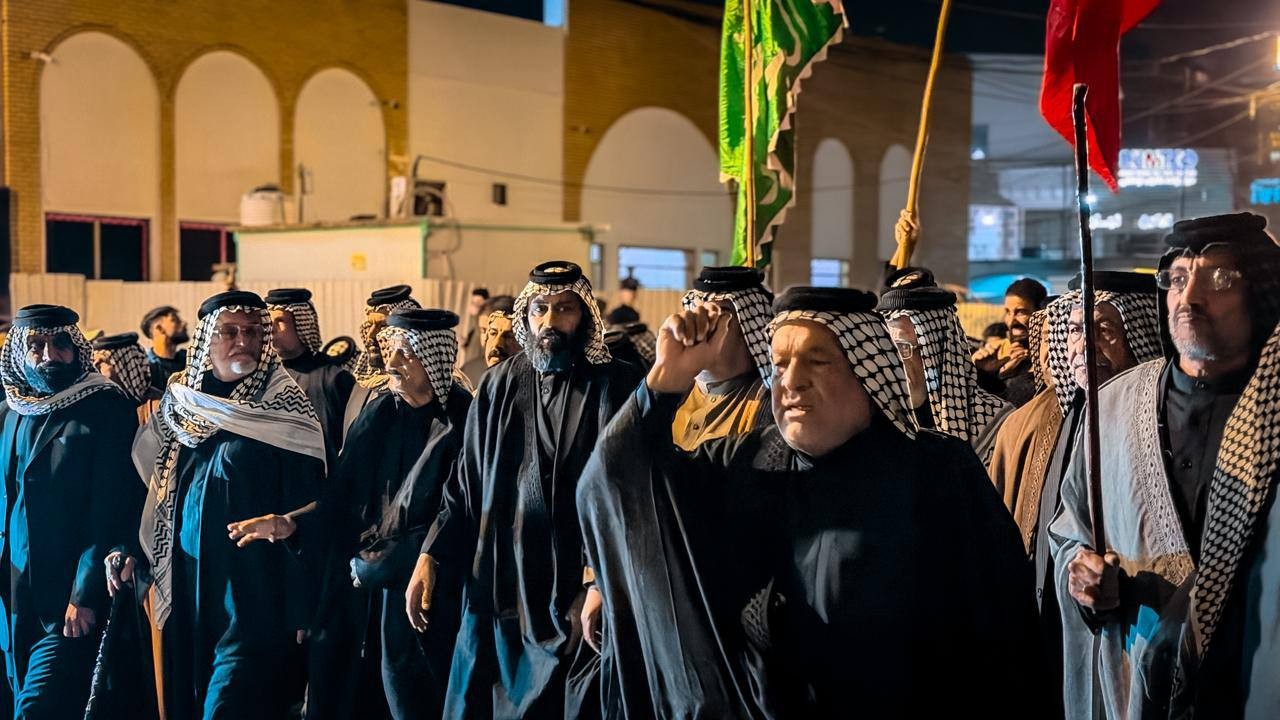 شيوخ العشائر العراقية يتظاهرون قرب الجسر الملعق في بغداد ضد ترامب.. صور