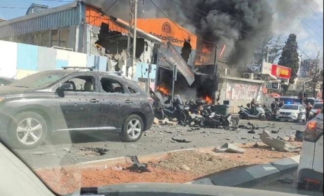 8 مصابين جراء سقوط شظايا صاروخ إيراني على بني براك شرق تل أبيب