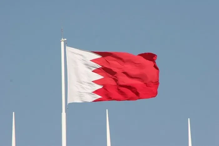 البحرين تطلق صفارات الإنذار وتدعو المواطنين للتوجه إلى أماكن آمنة
