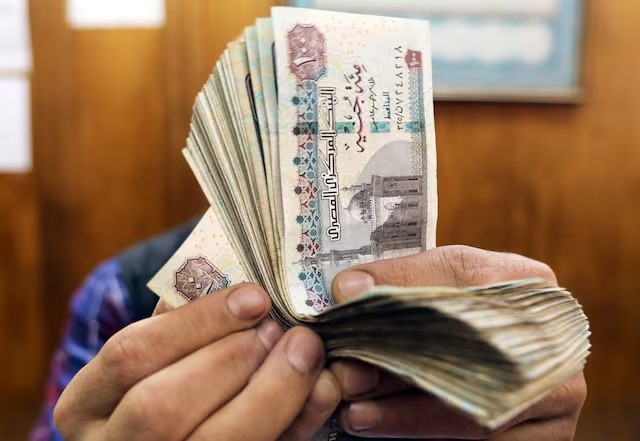 بعد تجاوز سعر الدولار 50 جنيها.. الجنيه المصري تحت النار: تراجع محسوب أم مقدمة لانهيار؟