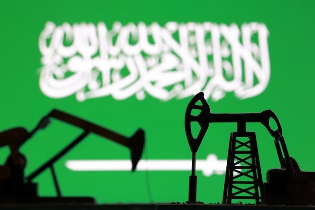 رافعات مضخات نفط وعلم السعودية في صورة توضيحية - رويترز