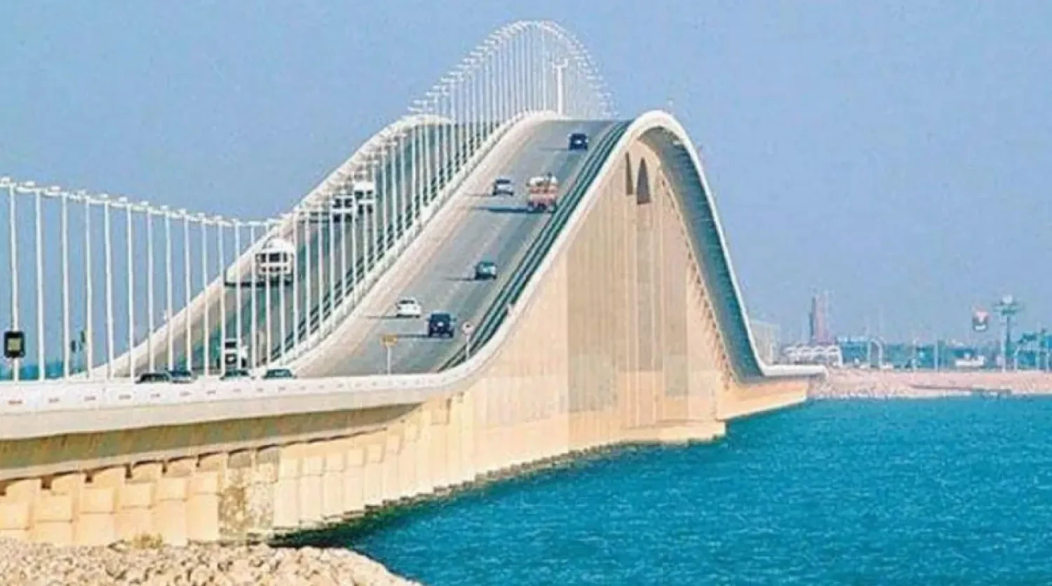 النيران تطال جسر الملك فهد.. المسيرات الإيرانية تستهدف شريان الربط بين السعودية والبحرين