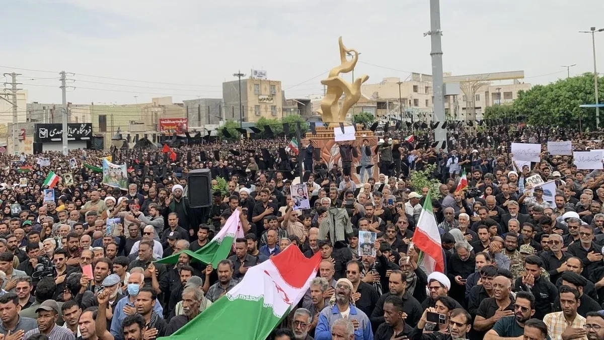 إيران: الآلاف يشيّعون ضحايا مدرسة ميناب.. استهداف الأطفال نهج دائم لأمريكا والاحتلال
