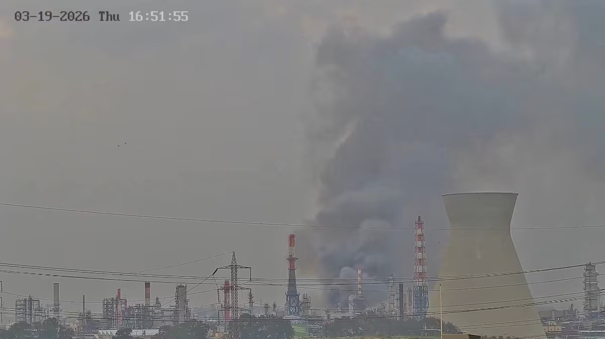 لقطات من كاميرات مراقبة تظهر دخانا يتصاعد من مصفاة حيفا الإسرائيلية بعد هجوم إيراني يوم 19 مارس 2026 في لقطة مأخوذة من مقطع مصور تم الحصول عليه من وسائل التواصل الاجتماعي.