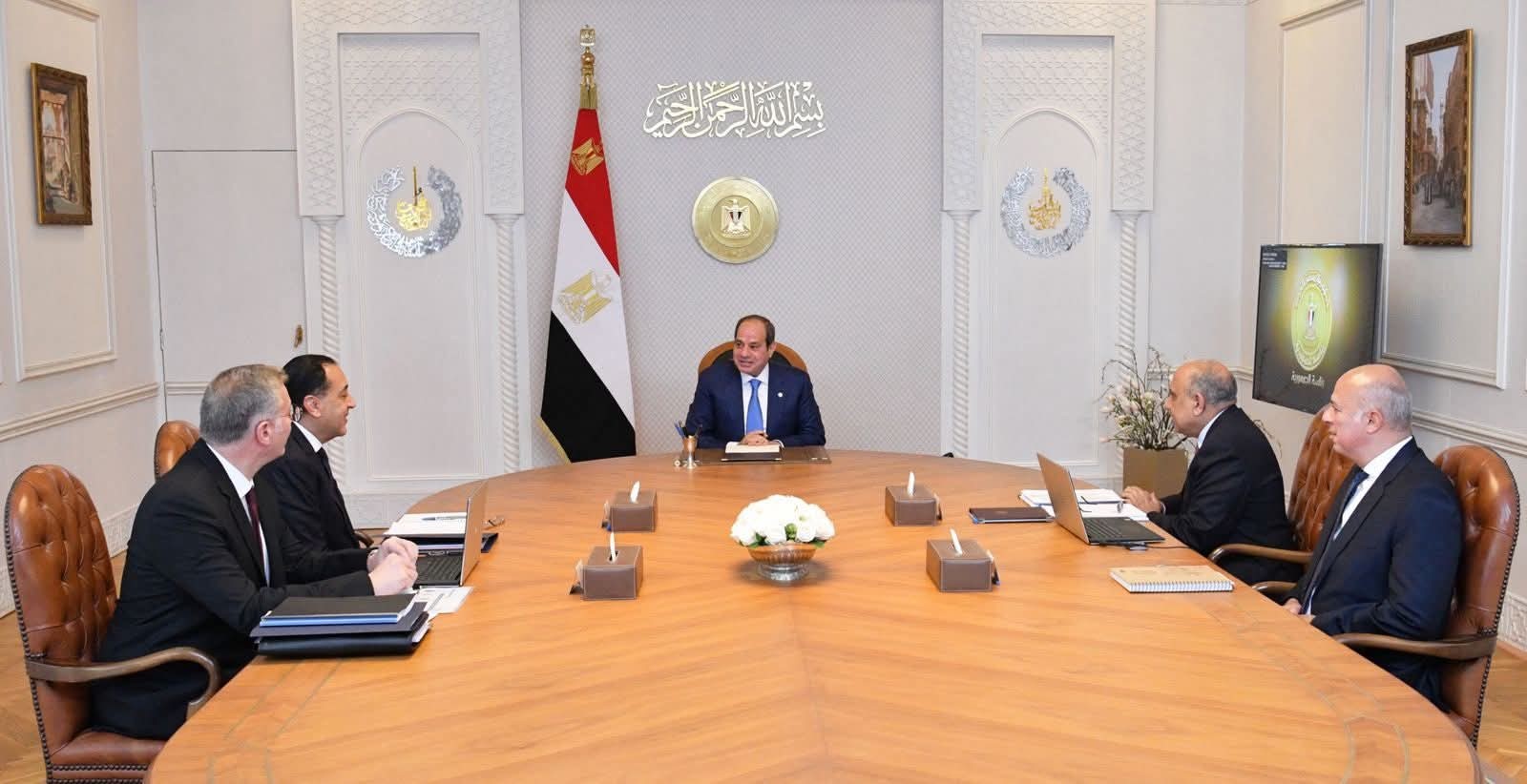 السيسي يوجه بتأمين احتياجات قطاع الكهرباء وتعظيم أرصدة المنتجات البترولية