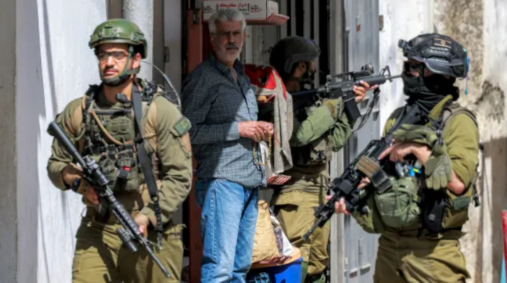إصابة شاب فلسطيني برصاص الاحتلال في بلدة الرام شمال القدس.. تفاصيل ليلة دامية
