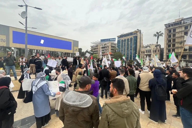 مظاهرة حاشدة في حلب طالب فيها سوريون بضغط عربي لإسقاط قانون إعدام الأسرى الفلسطينيين (الجزيرة)