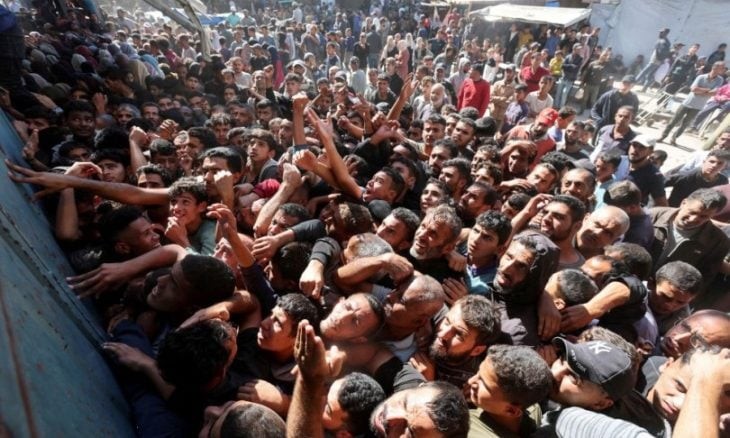 أزمة رغيف الخبز في غزة: عجز بنسبة 50% وتحذيرات من كارثة إنسانية وشيكة
