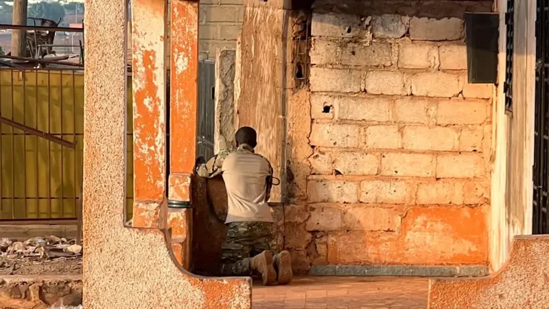جندي مالي يقف في موقعه حاملاً سلاحه خلال هجوم على قاعدة كاتي العسكرية الرئيسية في مالي، الواقعة خارج العاصمة باماكو، في 25 أبريل 2026