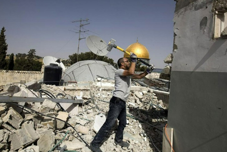 الهدم الذاتي في القدس.. المقدسي محمود الطويل يُجبر على هدم منزله بيده في سلوان