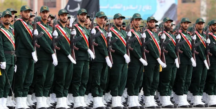 الحرس الثوري الإيراني يفرض قواعد جديدة في مضيق هرمز: مفتوح للسفن المدنية